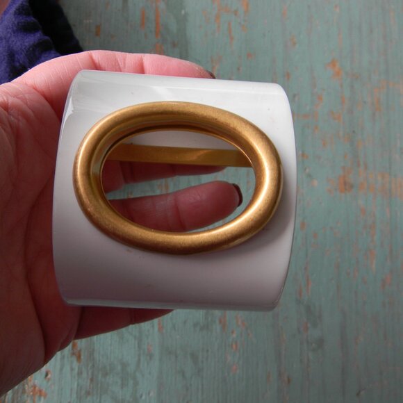 TORY BURCH WHITE LARGE CUFF GOLD CUT-OUT TRIM DETAIL LOGO & DUST BAG - Picture 2 of 7